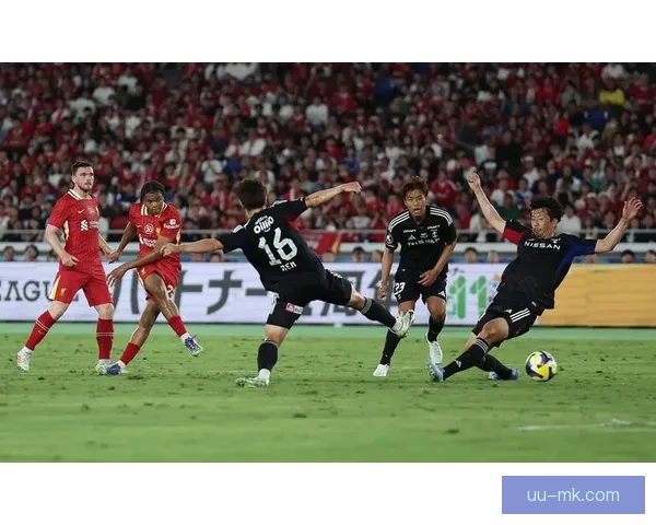 孙兴慜热刺战利物浦后与萨拉赫交换球衣 展现友谊与体育精神