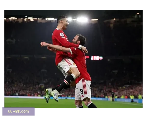 曼联携手知名奢侈品牌推出限量款商务正装，展现足球与时尚完美结合