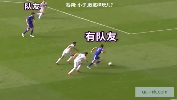 某前锋贴地斩入死角，门将只能无奈望球兴叹